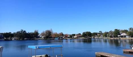 Un lac paisible avec un quai et un petit bateau.