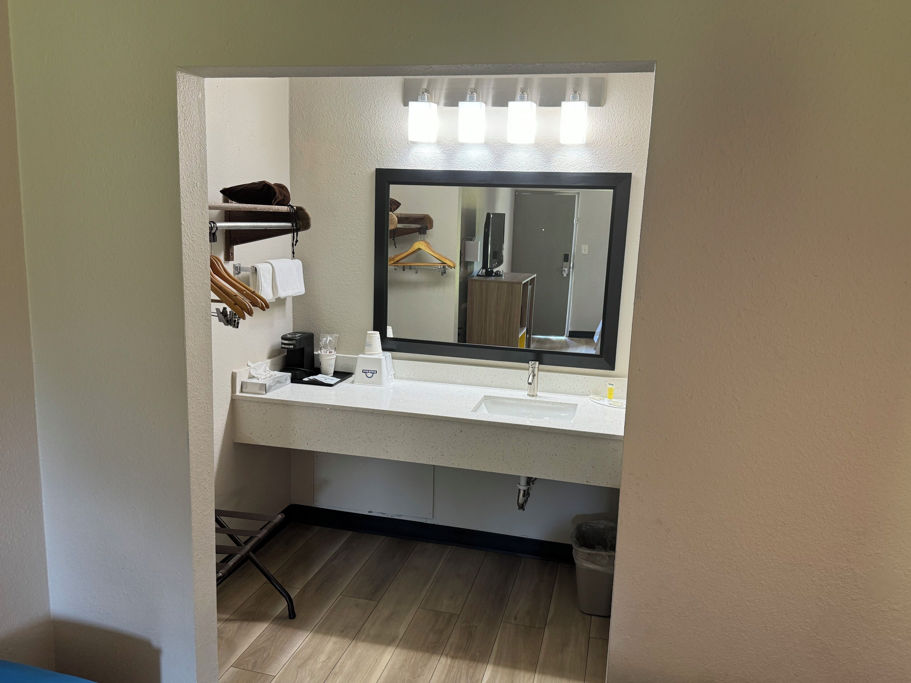 Tina con regadera, secadora de cabello, toallas 