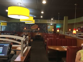 Se sirven desayunos, almuerzos y cenas; cocina americana