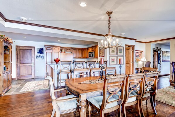 Micro-ondas, cafeteira/chaleira, cadeirão de bebê