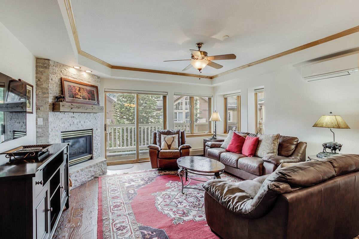 Condo Premier, 3 habitaciones | Ćrea de sala de estar | Televisión