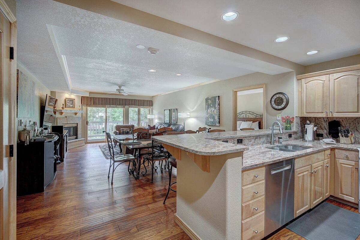 Condo Premier, 2 habitaciones | Ćrea de sala de estar | Televisión