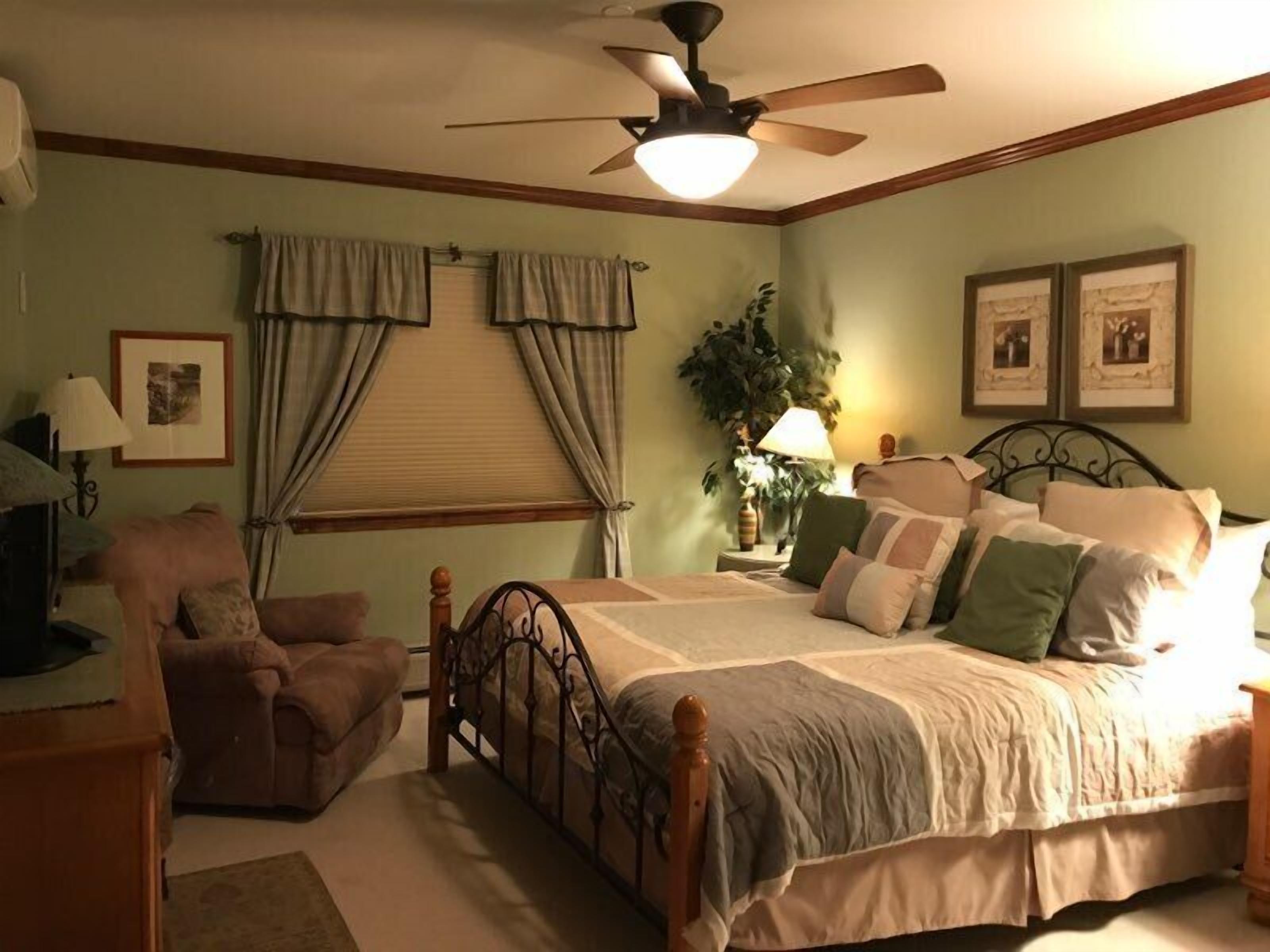 Condo, 2 Bedrooms (Plus Den or Loft) | Premium bedding, in-room safe, individually decorated