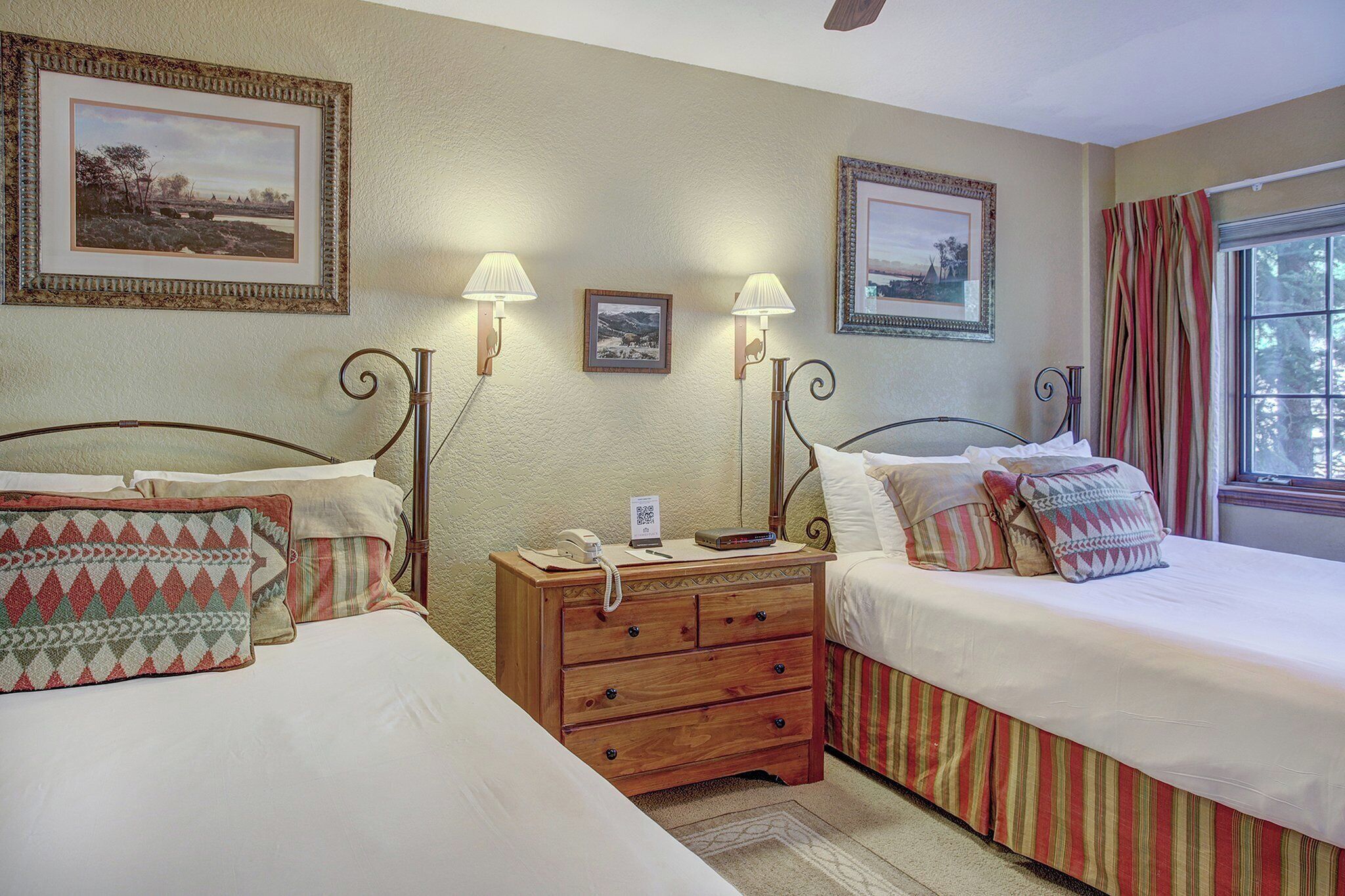 Habitación doble | Ropa de cama de alta calidad, caja fuerte, decoración individual