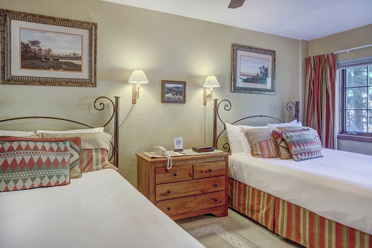 Habitación doble | Ropa de cama de alta calidad y caja de seguridad en la habitación