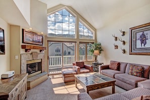 Condo, 3 Bedrooms (Plus Den or Loft) | Living room