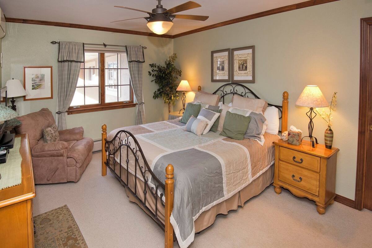 Condo, 2 habitaciones (Plus Den or Loft) | Ropa de cama de alta calidad y caja de seguridad en la habitación