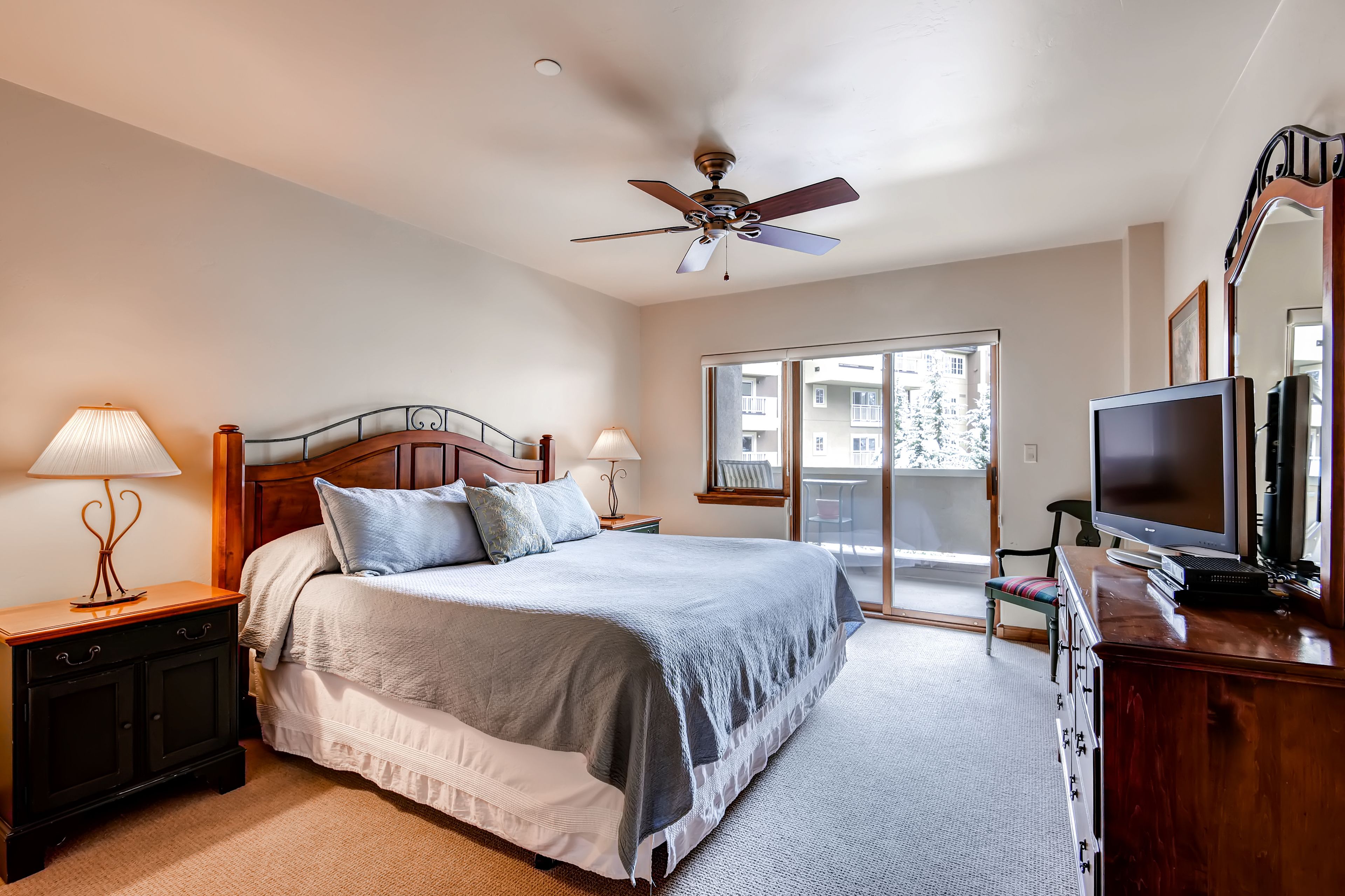 Premium bedding, in-room safe, individually decorated