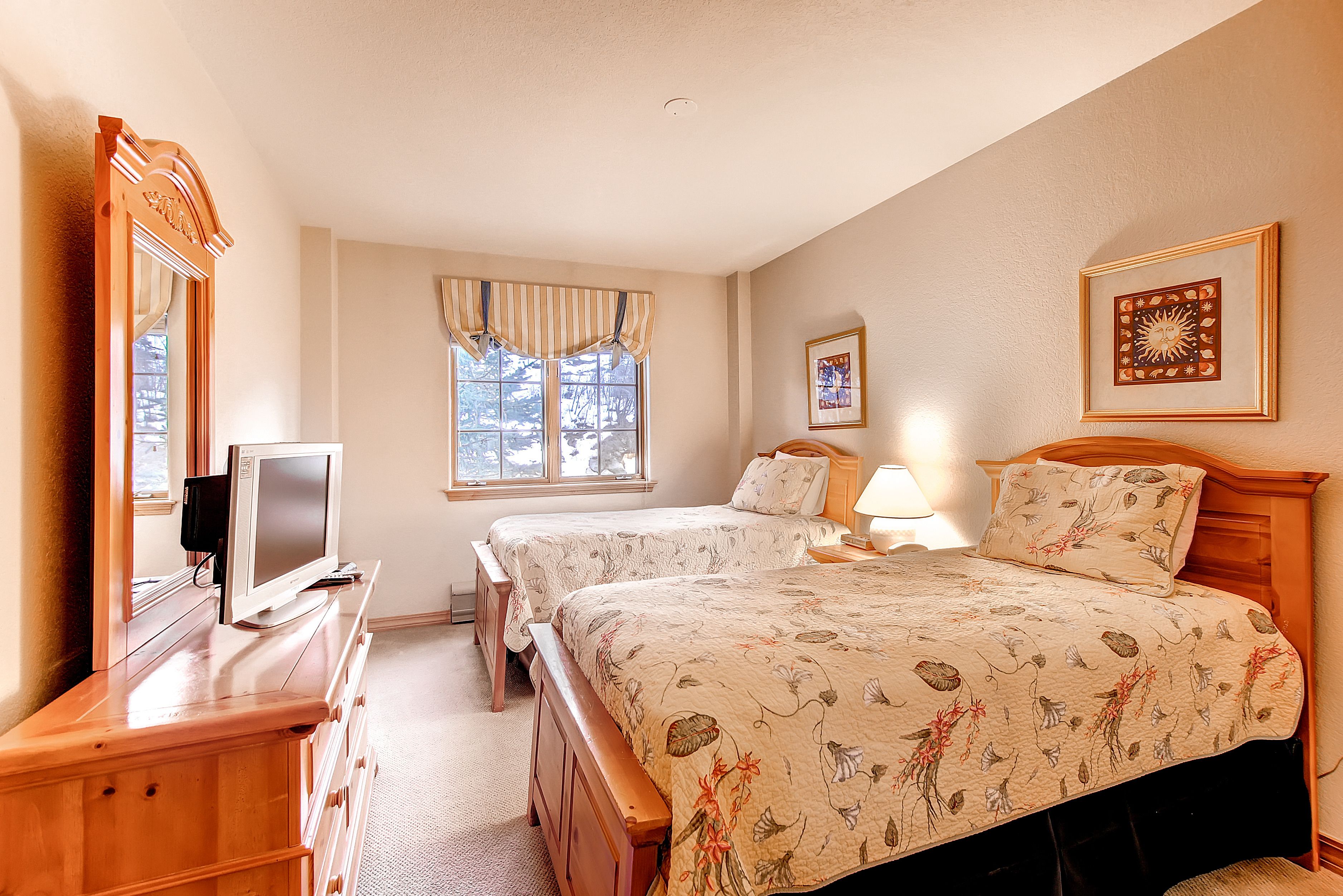 Premium bedding, in-room safe, individually decorated