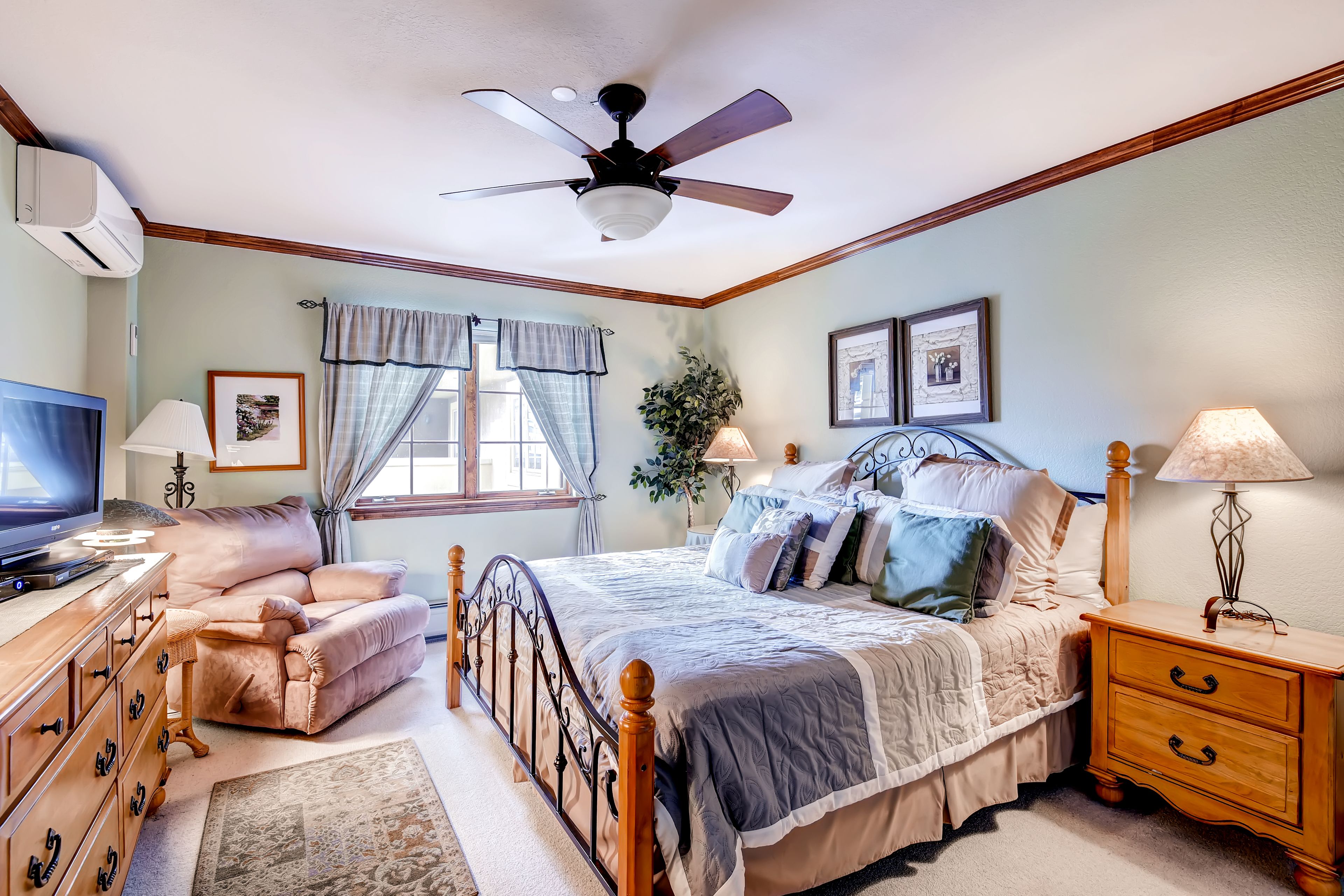 Premium bedding, in-room safe, individually decorated