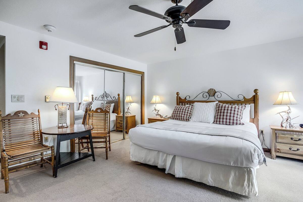 Habitación, 1 cama King size | Ropa de cama de alta calidad y caja de seguridad en la habitación