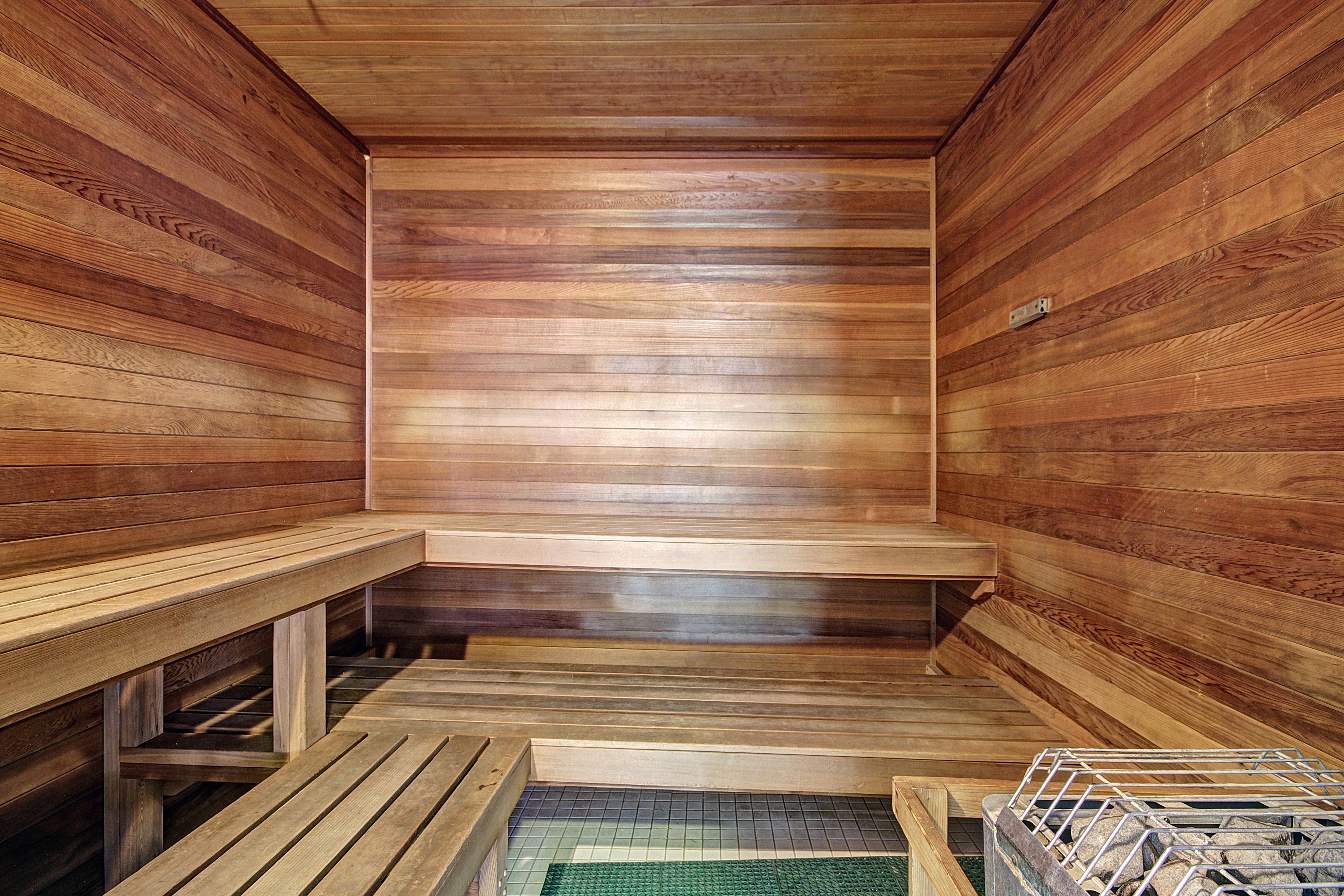 Una sauna con paredes y bancos de madera.