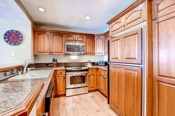 Premier Condo, 2 Bedrooms | Private kitchen