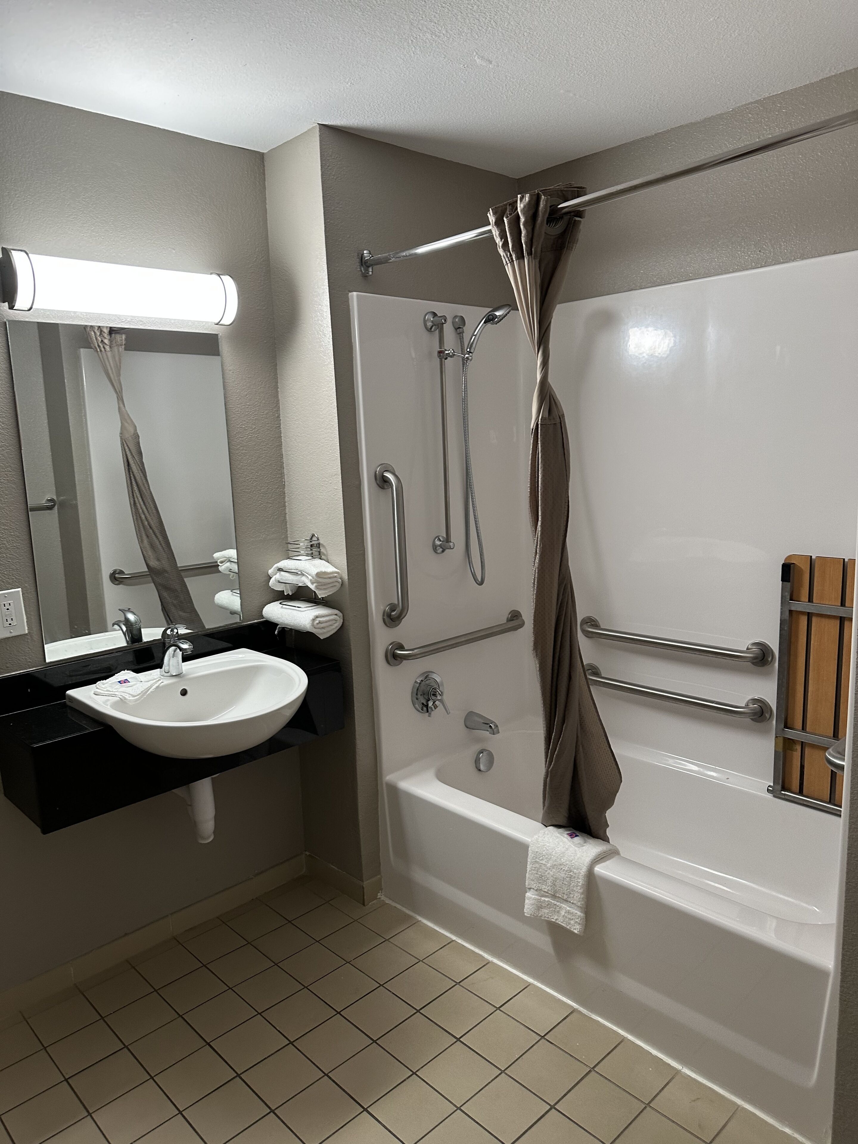 Bañera con ducha, secador de pelo, toallas, jabón