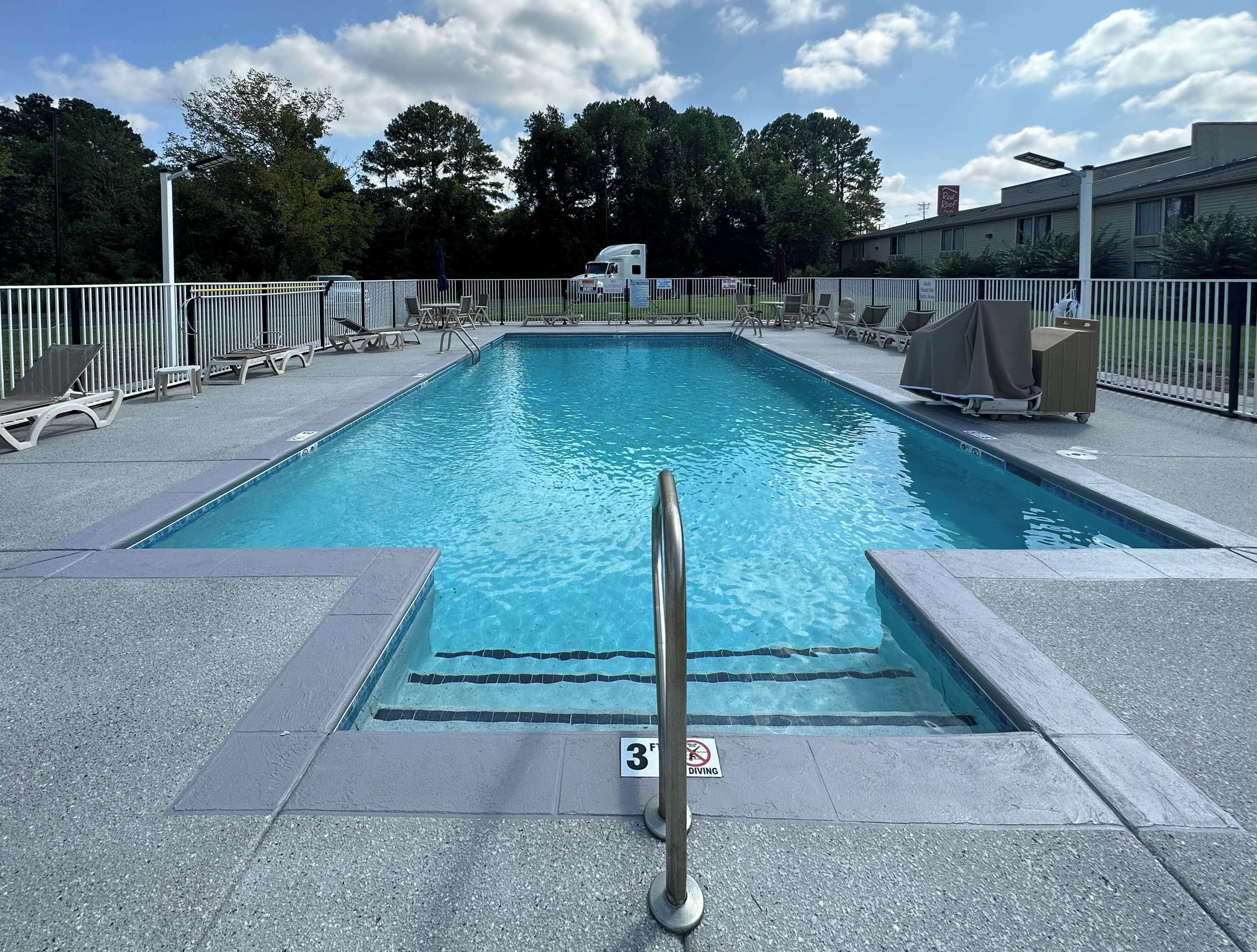 Una piscina al aire libre de temporada