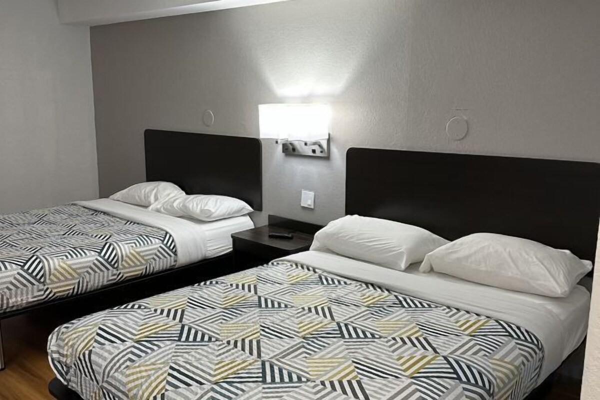 Tabla de planchar con plancha, wifi gratis, ropa de cama