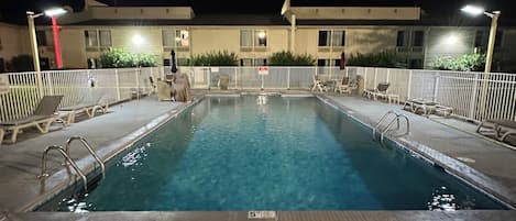 Piscine extérieure en saison