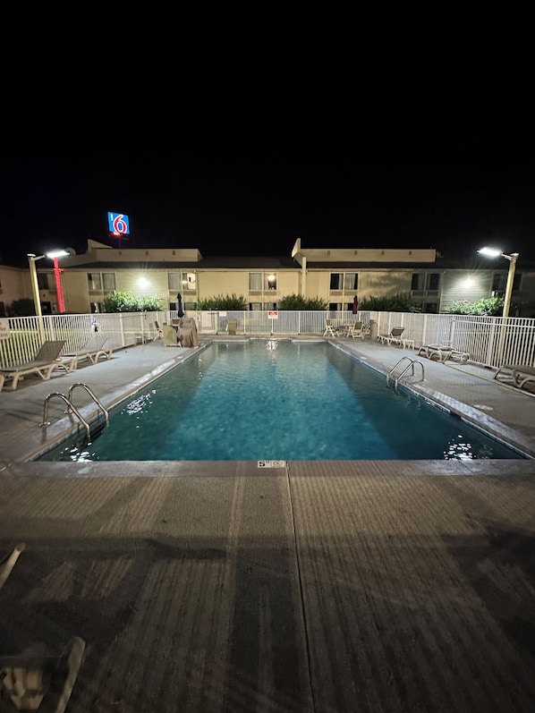 Una piscina al aire libre de temporada