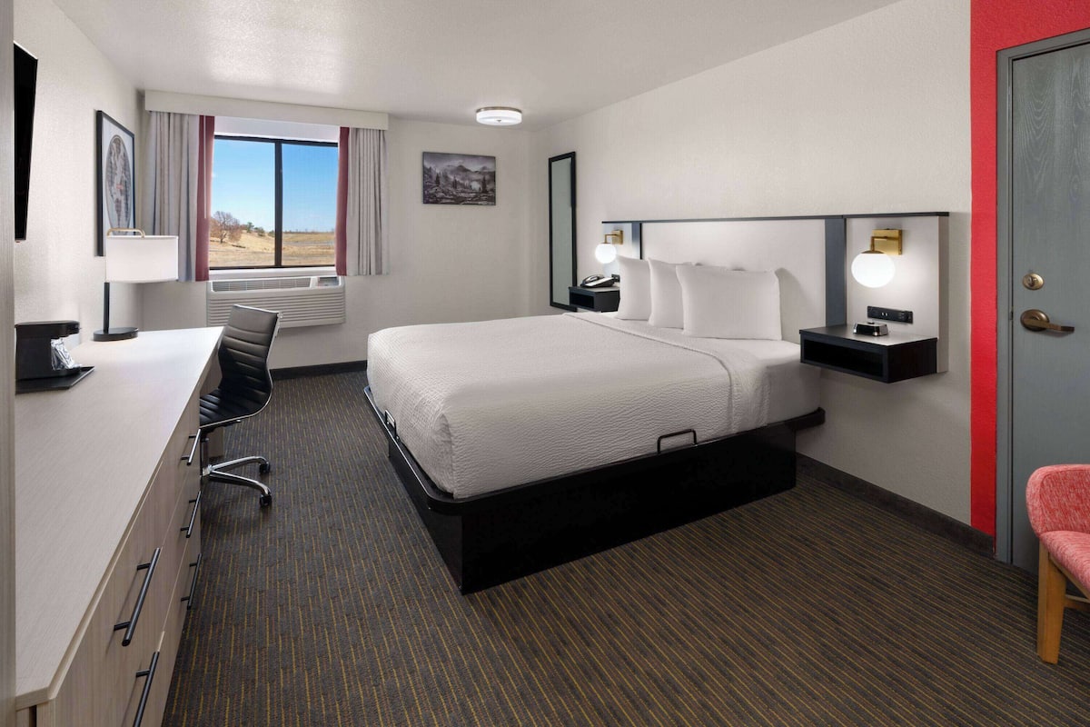 Room, 1 Queen Bed, Non Smoking | Bathroom | Combined shower/tub, free toiletries, hair dryer, towels
