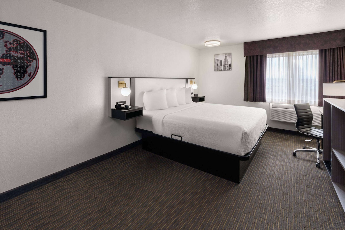 Room, 1 King Bed, Non Smoking | Premium bedding, desk, laptop workspace, iron/ironing board