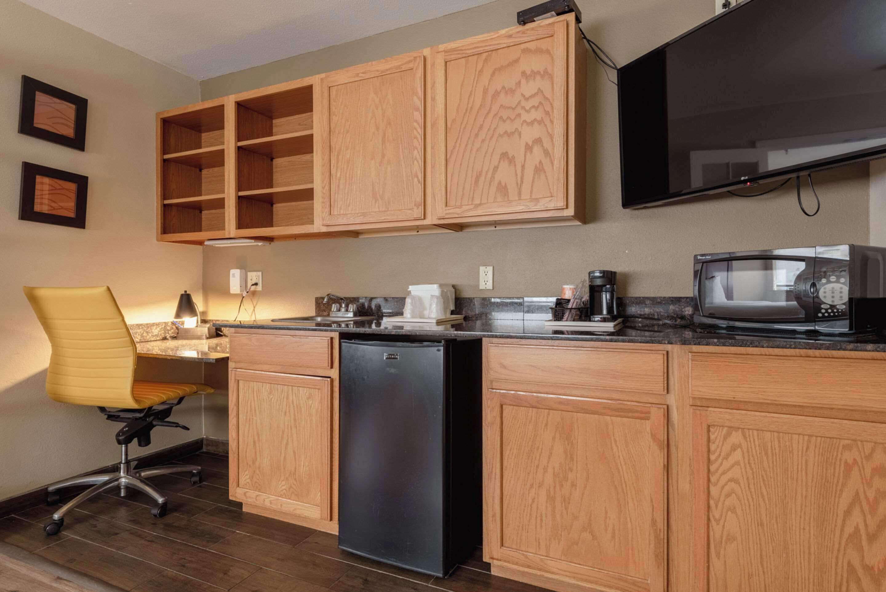 1 bedroom, individually decorated, individually furnished, desk