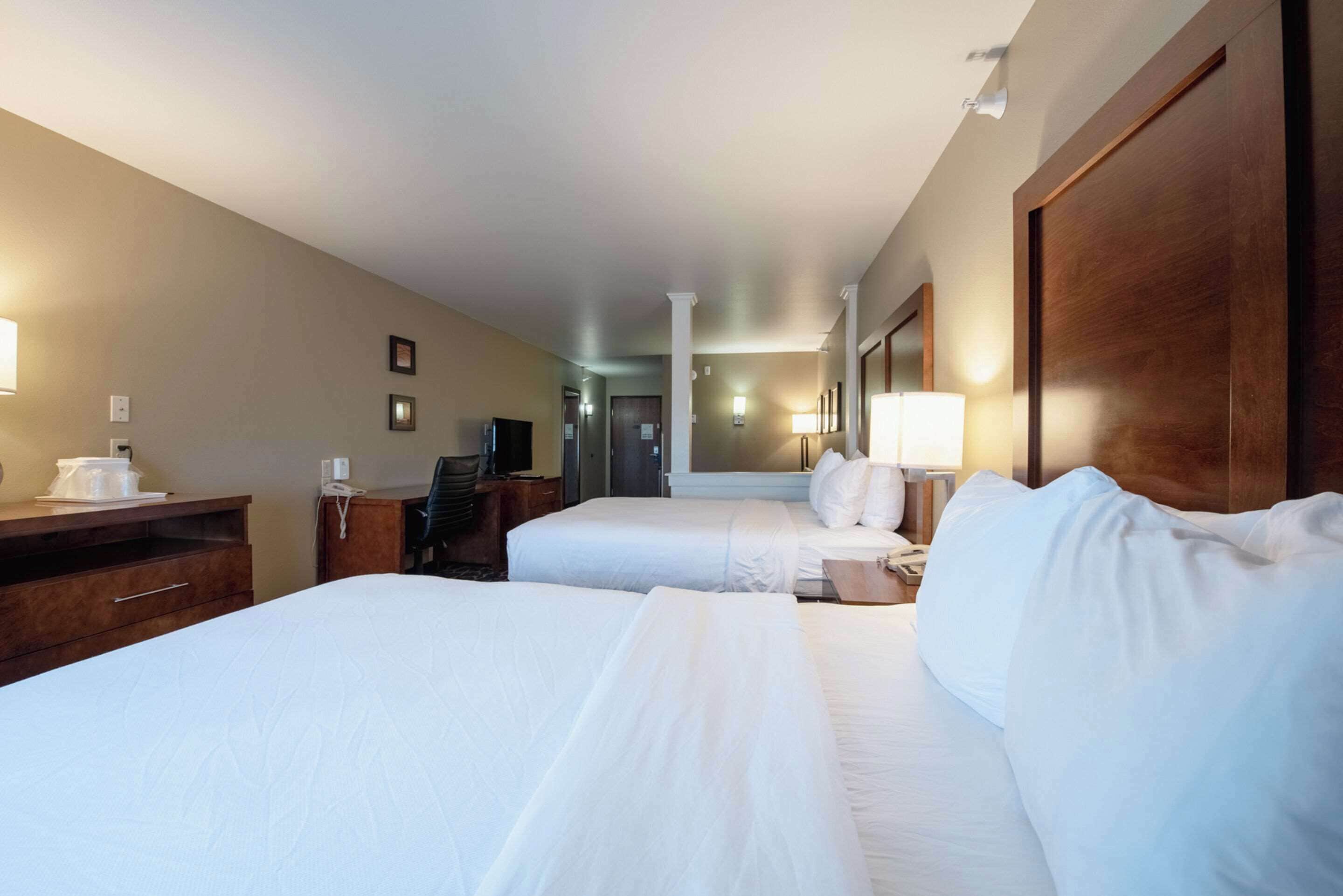 suite, multiple beds, non smoking | 1 bedroom, individually decorated, individually furnished, desk