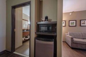 Suite, Meerdere bedden, niet-roken | Individueel gedecoreerd, individueel gemeubileerd, een bureau