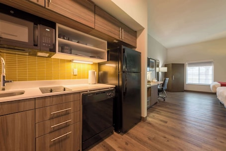 1 habitación, decoración personalizada, muebles diferentes y escritorio