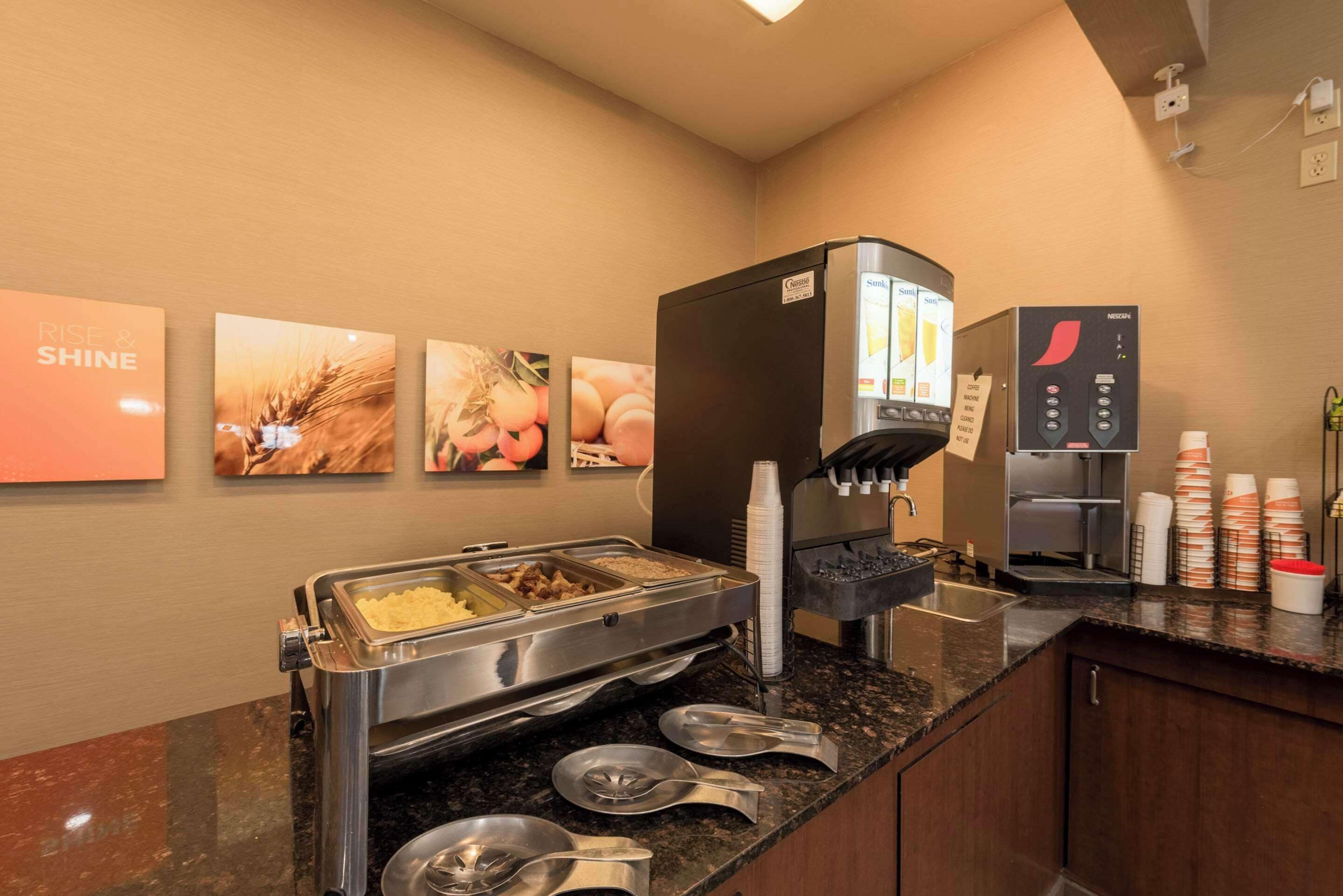Un buffet avec une machine à café et un distributeur de boissons.