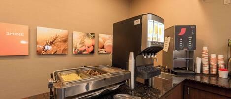 Un buffet avec une machine à café et un distributeur de boissons.