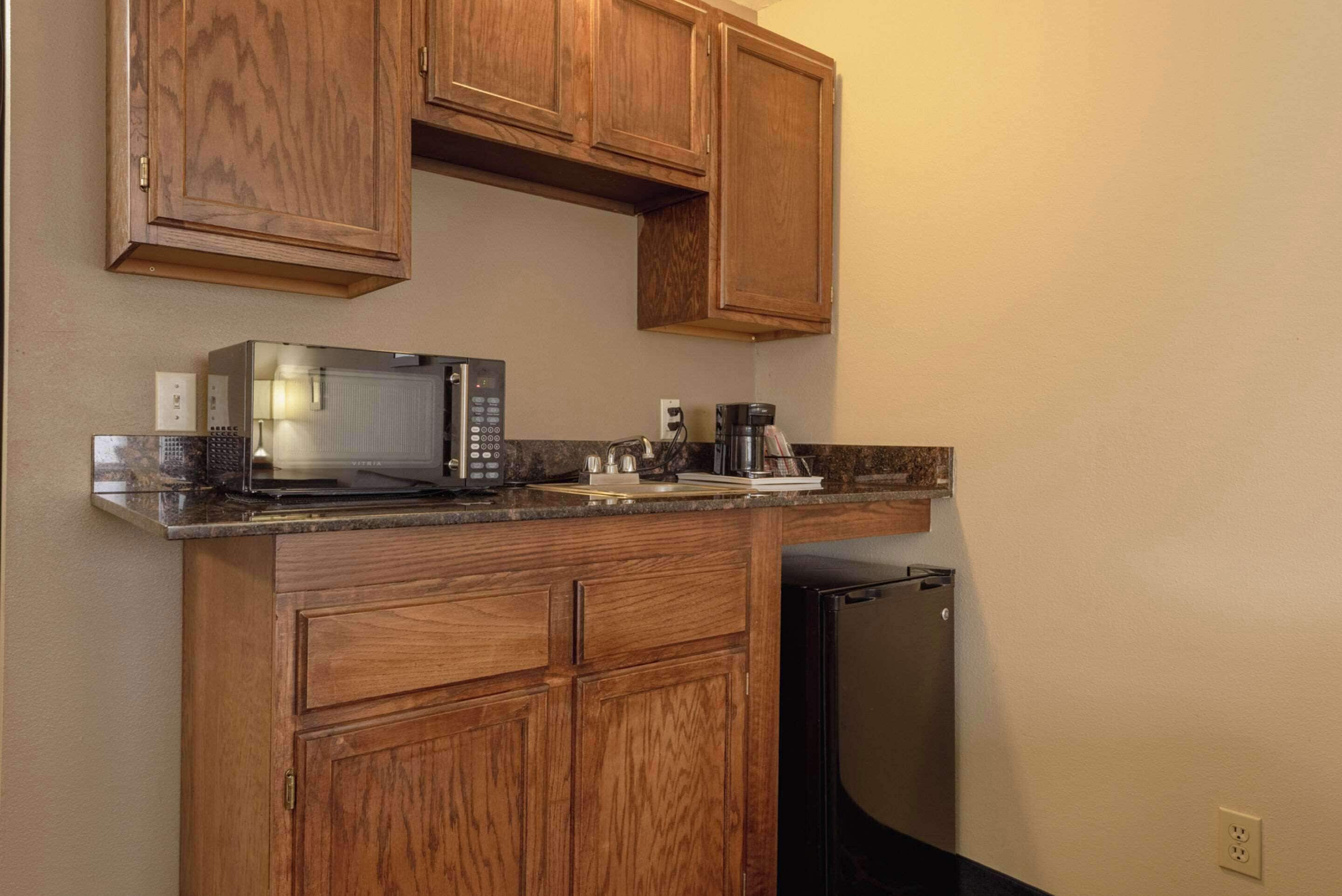 1 bedroom, individually decorated, individually furnished, desk