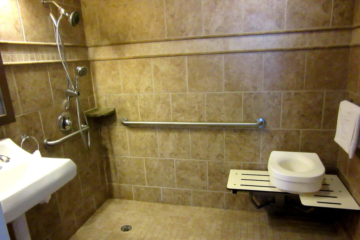 Duschwanne, umweltfreundliche Kosmetikartikel, Haartrockner, Handtücher