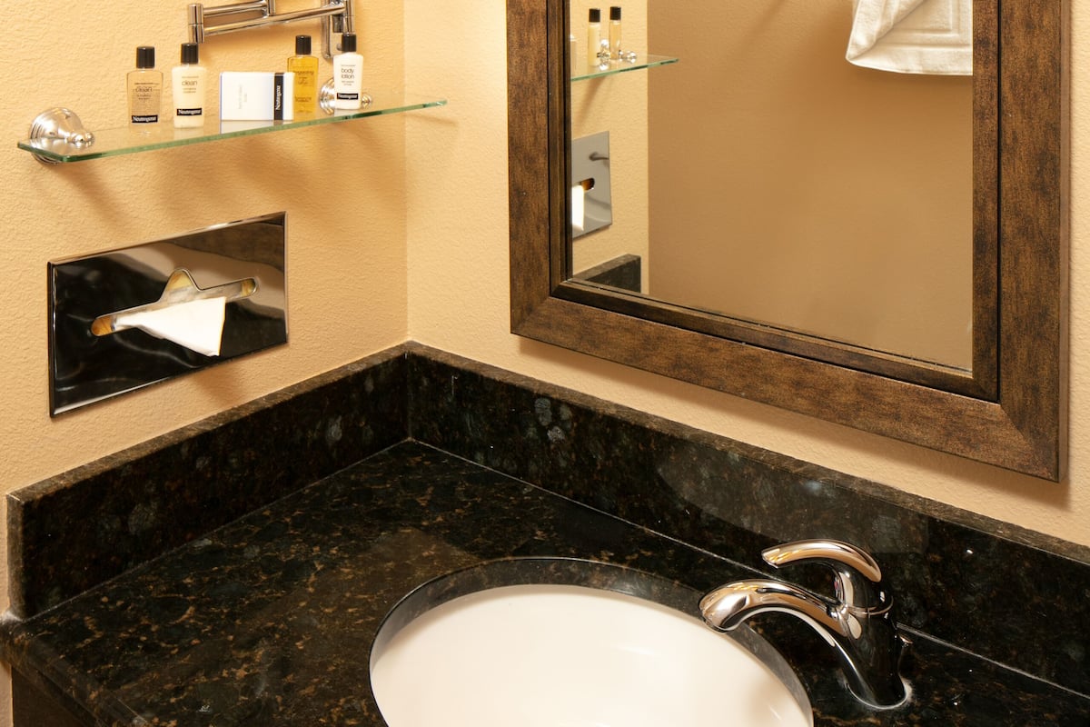 Duschwanne, umweltfreundliche Kosmetikartikel, Haartrockner, Handtücher