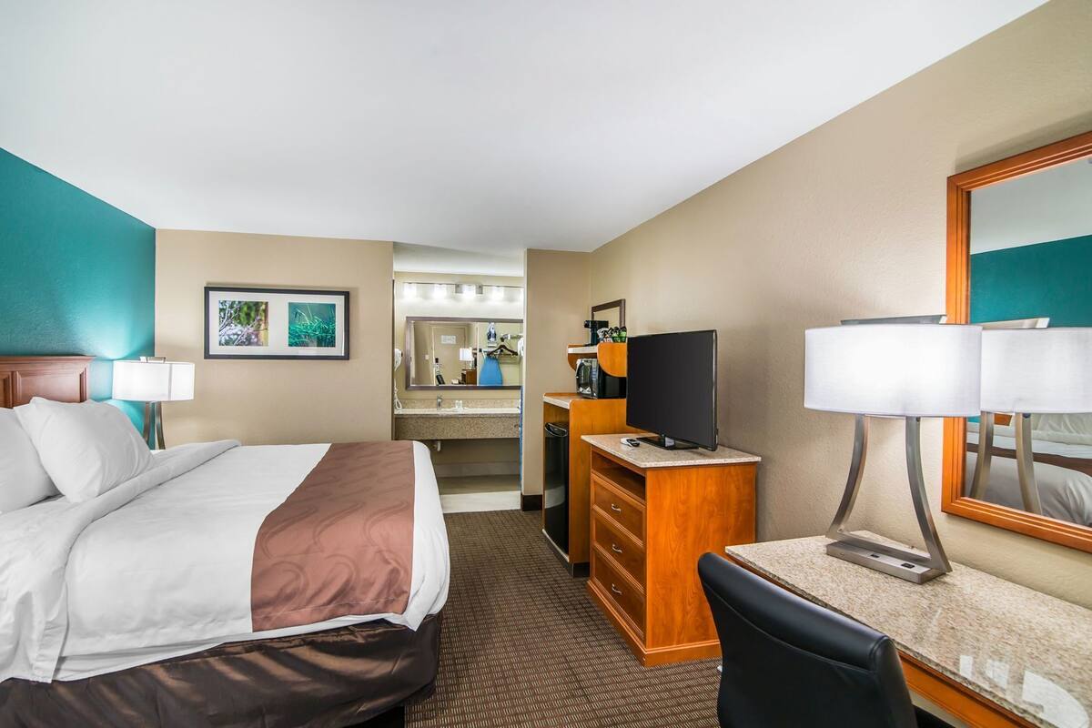 Bàn, khu vực làm việc phù hợp cho laptop, bàn ủi/dụng cụ ủi quần áo