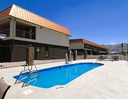 Una piscina al aire libre de temporada