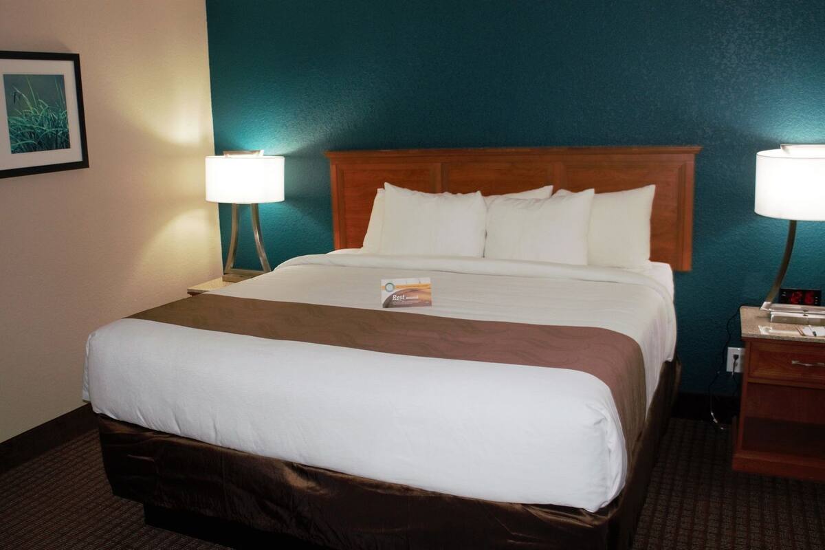 Bàn, khu vực làm việc phù hợp cho laptop, bàn ủi/dụng cụ ủi quần áo