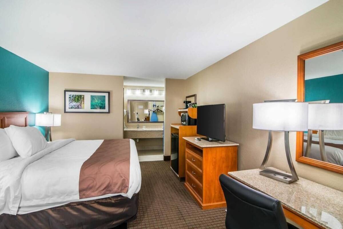 Bàn, khu vực làm việc phù hợp cho laptop, bàn ủi/dụng cụ ủi quần áo