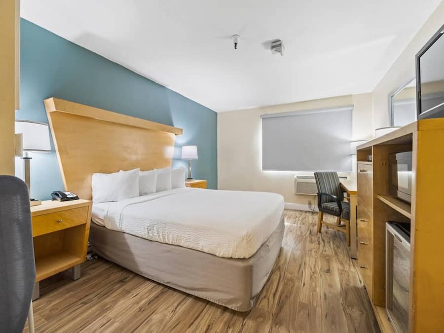 Habitació estàndard, 1 llit de matrimoni | Escriptori, planxa i posts de planxar, wifi gratuïta i roba de llit