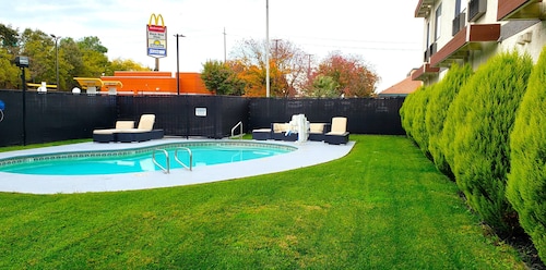 Days Inn by Wyndham Woodland