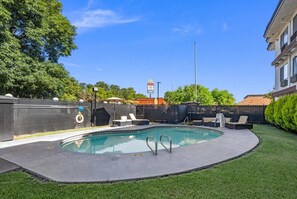 Outdoor pool - Days Inn by Wyndham Woodland (Woodland)