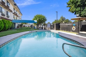 Outdoor pool - Days Inn by Wyndham Woodland (Woodland)