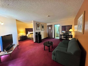 Deluxe Suite, 1 Queen Bed, Non Smoking, Refrigerator & Microwave | In-room safe, free WiFi, bed sheets - Motel 6 Deming, NM (Deming)