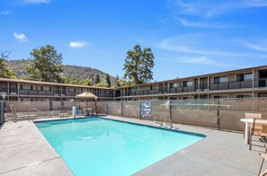 Outdoor pool - Econo Lodge Inn & Suites Yreka (Yreka)