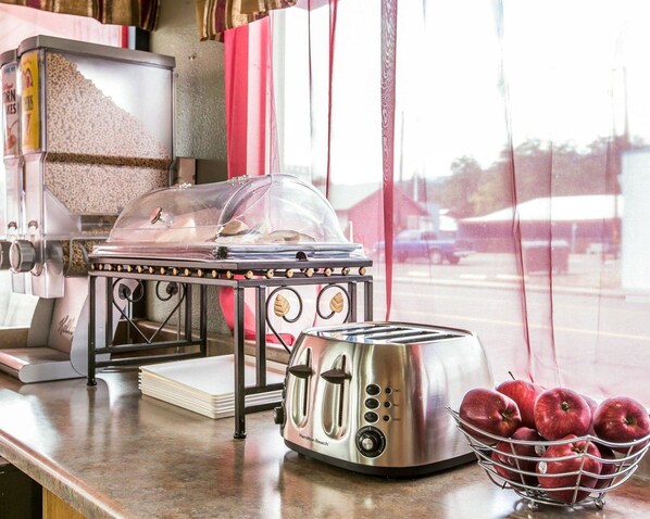 Free continental breakfast - Econo Lodge Inn & Suites Yreka (Yreka)