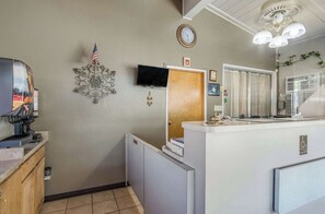 Lobby - Econo Lodge Inn & Suites Yreka (Yreka)