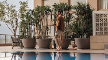 Hồ bơi ngoài trời, ghế dài tắm nắng