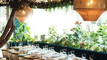 3 restaurants; breakfast, lunch, dinner, and brunch served