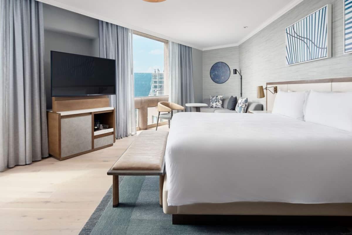 Suite, 1 King Bed, Non Smoking, City View (Corner) | Premium bedding, down duvets, pillow-top beds, minibar