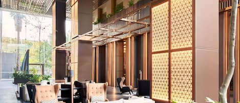 3 bars/lounges