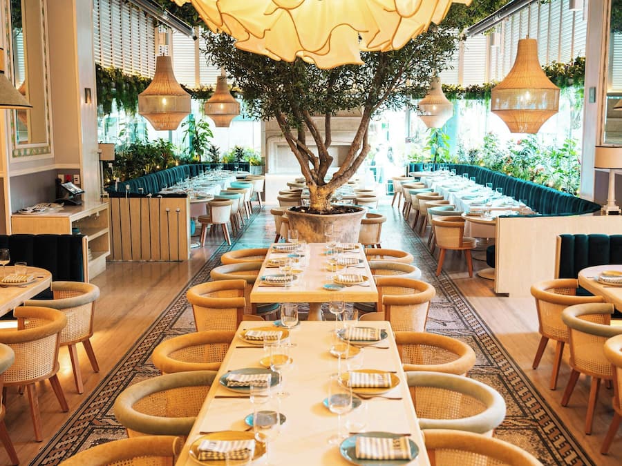 3 restaurantes; se sirve desayuno, almuerzo y cena; cocina mexicana